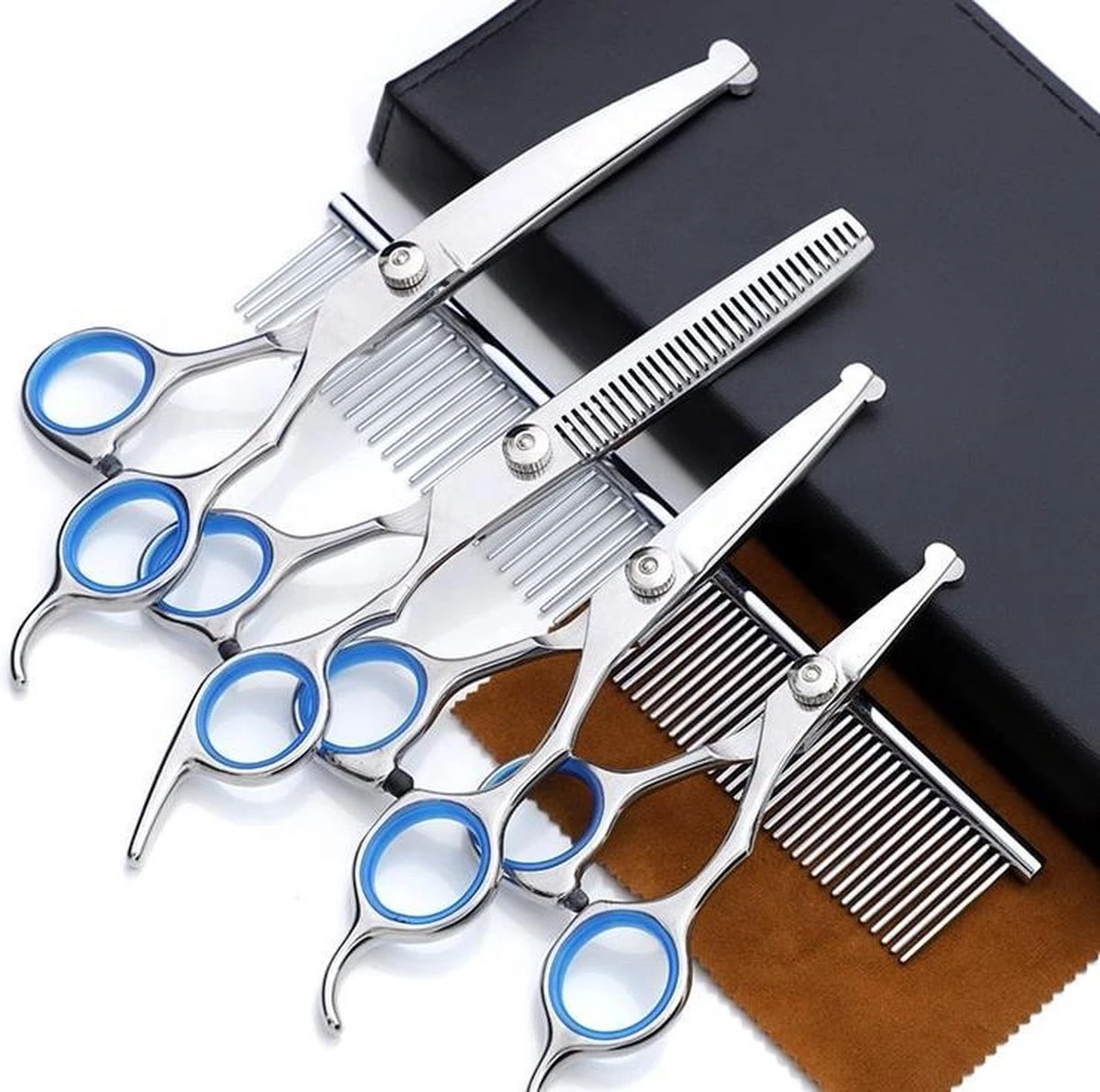 Professionele Hondenscharen Set - Extra Veilige Grooming Set - Trimscharen Voor Honden - Knipschaar - Effileerschaar / Uitdunschaar - Gebogen Schaar Met Ronde Punt - Precisieschaar - Hondenverzorging - Inclusief Kam, 2 Haarclips En Luxe Opbergdoos 4 Professionele Hondenscharen Set - Extra Veilige Grooming Set - Trimscharen Voor Honden - Knipschaar - Effileerschaar / Uitdunschaar - Gebogen Schaar Met Ronde Punt - Precisieschaar - Hondenverzorging - Inclusief Kam, 2 Haarclips En Luxe Opbergdoos - Afbeelding 2