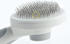 Merkloos Dierenborstel - Haarborstel Huisdieren - Borstel Voor Vacht Huisdier - Borstel Kat - Borstel Hond - Makkelijk Haar Verwijderen Met één Klik - Inclusief Speeltje - Kam Huisdier - Vachtverzorging - Massage -Honden Benodigdheden Verkoop 1200x751 1