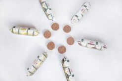 Kivo Petfood Houdbare Worsten INTRODUCTIEDOOS 6 X 600 Gram Smaken: Rund, Kip, Rund & Kip, Kip & Zalm, Eend En Lam - Zacht Gestoomd Vlees - Glutenvrij Geen Fratsen -Honden Benodigdheden Verkoop 1200x800 24