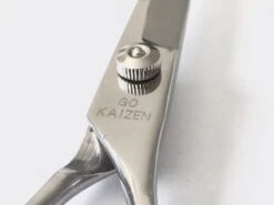 Professionele Hondenscharen Set - Extra Veilige Grooming Set - Trimscharen Voor Honden - Knipschaar - Effileerschaar / Uitdunschaar - Gebogen Schaar Met Ronde Punt - Precisieschaar - Hondenverzorging - Inclusief Kam, 2 Haarclips En Luxe Opbergdoos -Honden Benodigdheden Verkoop 1200x899 6